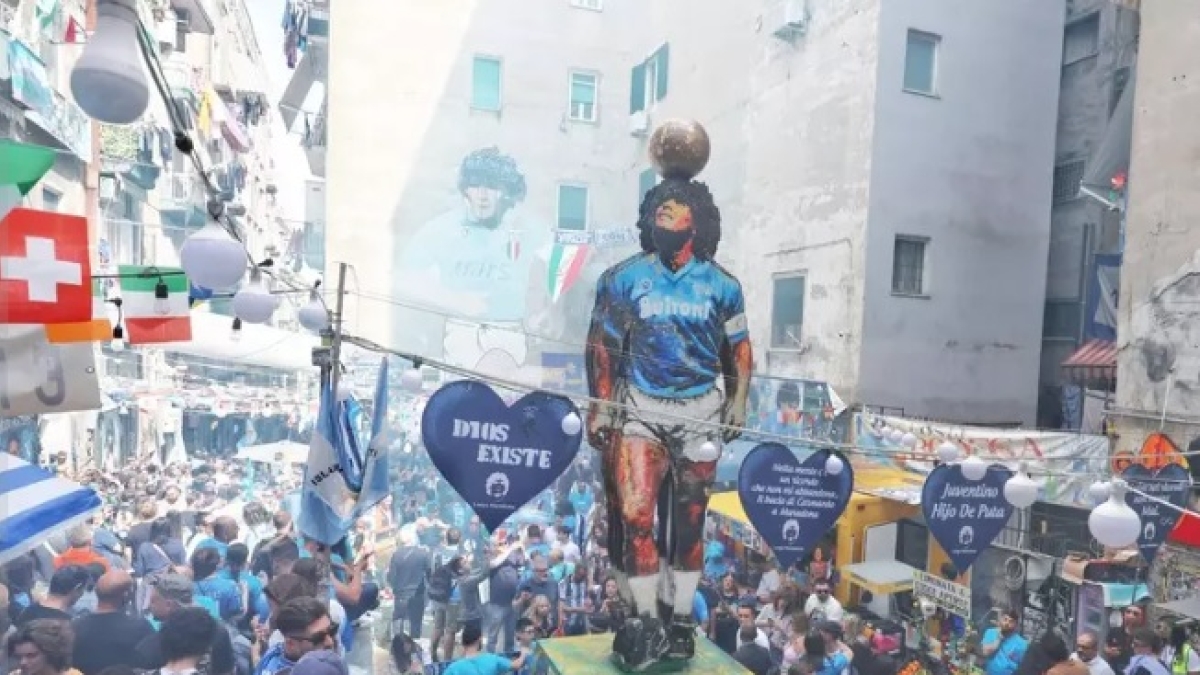 E ai Quartieri Spagnoli spunta una statua di Maradona alta sei metri