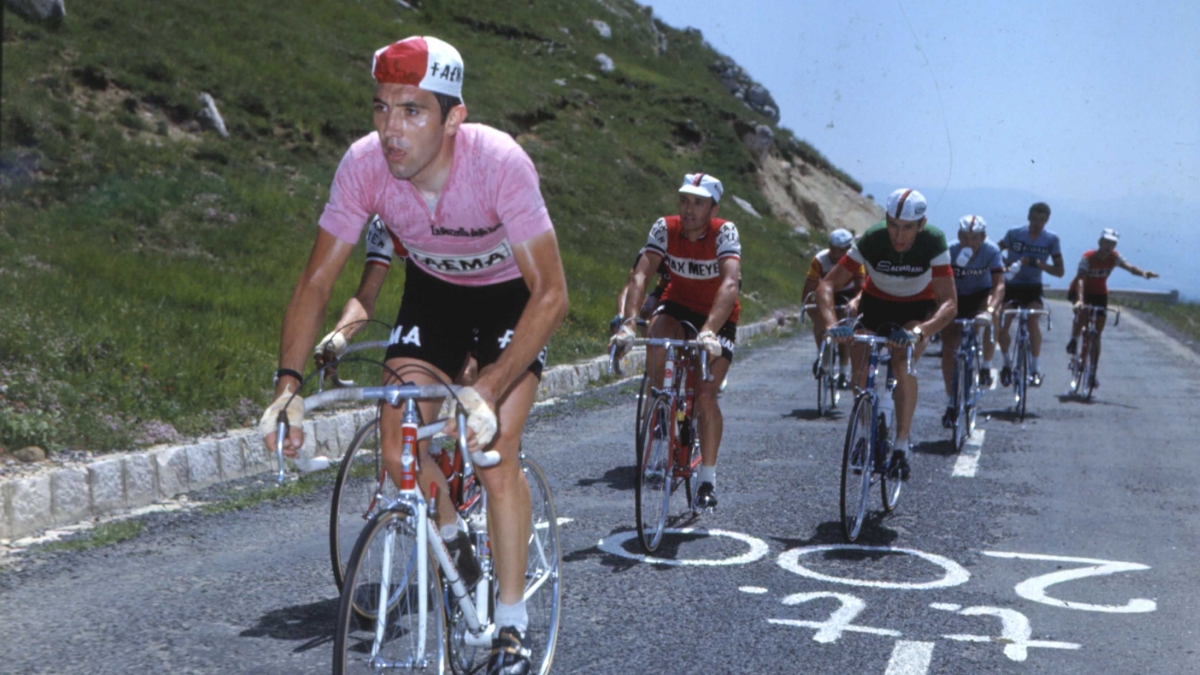 Eddy Merckx si racconta: «Mi offrirono tanti soldi per perdere il Giro, Gimondi sapeva tutto. Il doping? Fui incastrato»