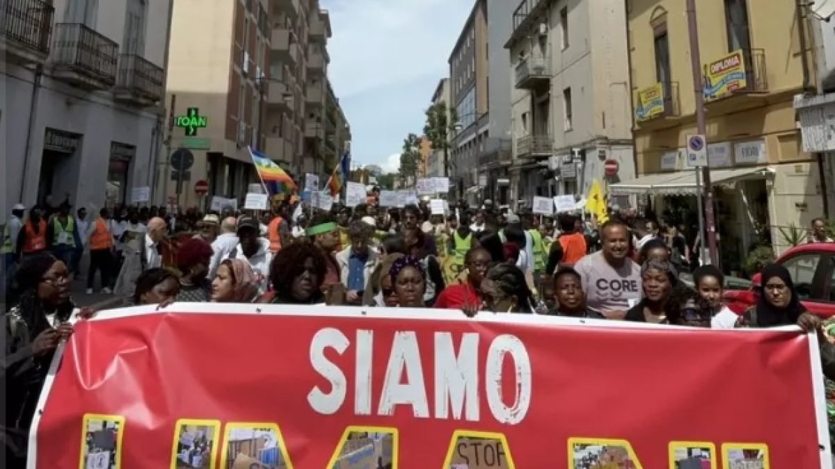 Pace e migranti, a Caserta corteo con lo slogan «siamo umani»