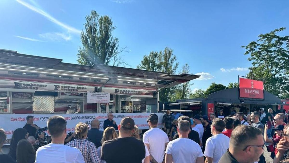 La protesta degli ambulanti a rischio davanti a San Siro: «Da noi solo acqua gratis»