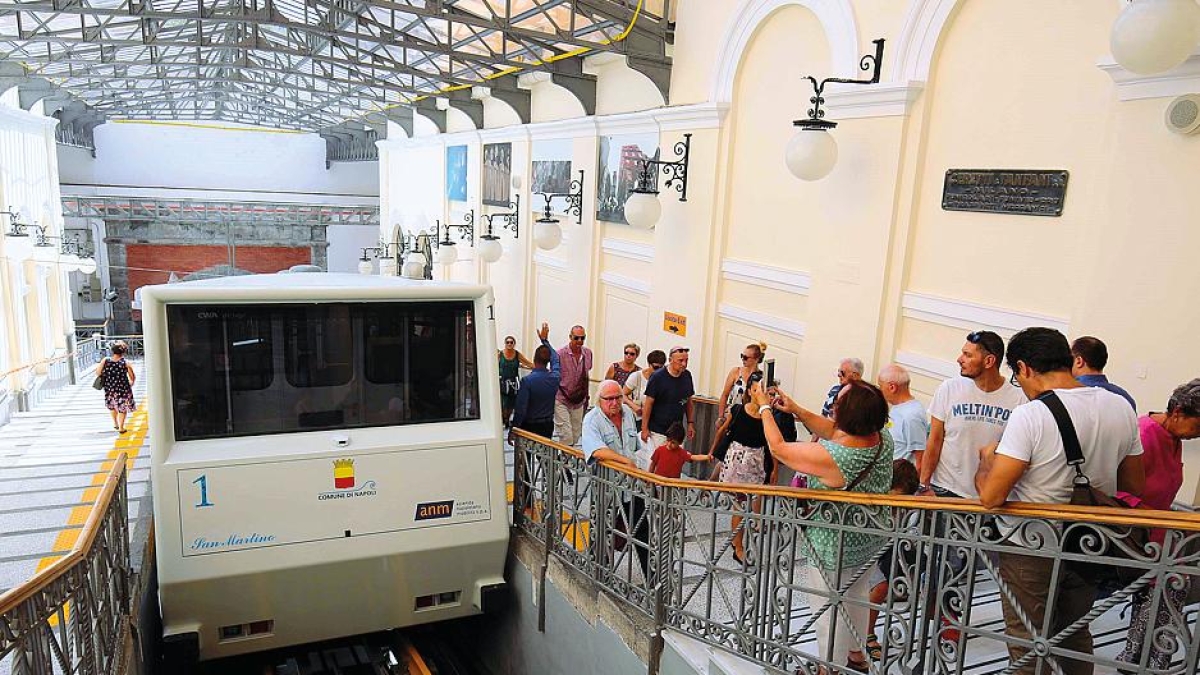 Funicolare centrale di Napoli, stop di due giorni per il monitoraggio degli impianti