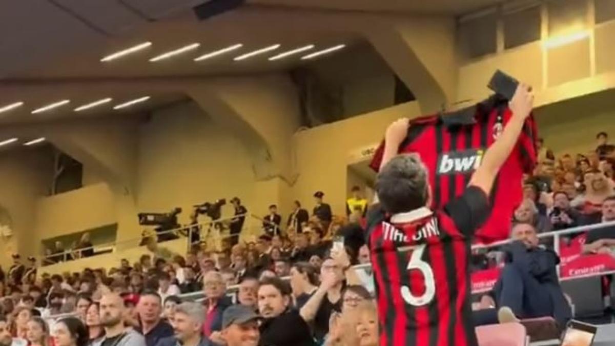 Milan-Monza, un tifoso mostra in tribuna la maglia di Maldini per protesta: allontanato