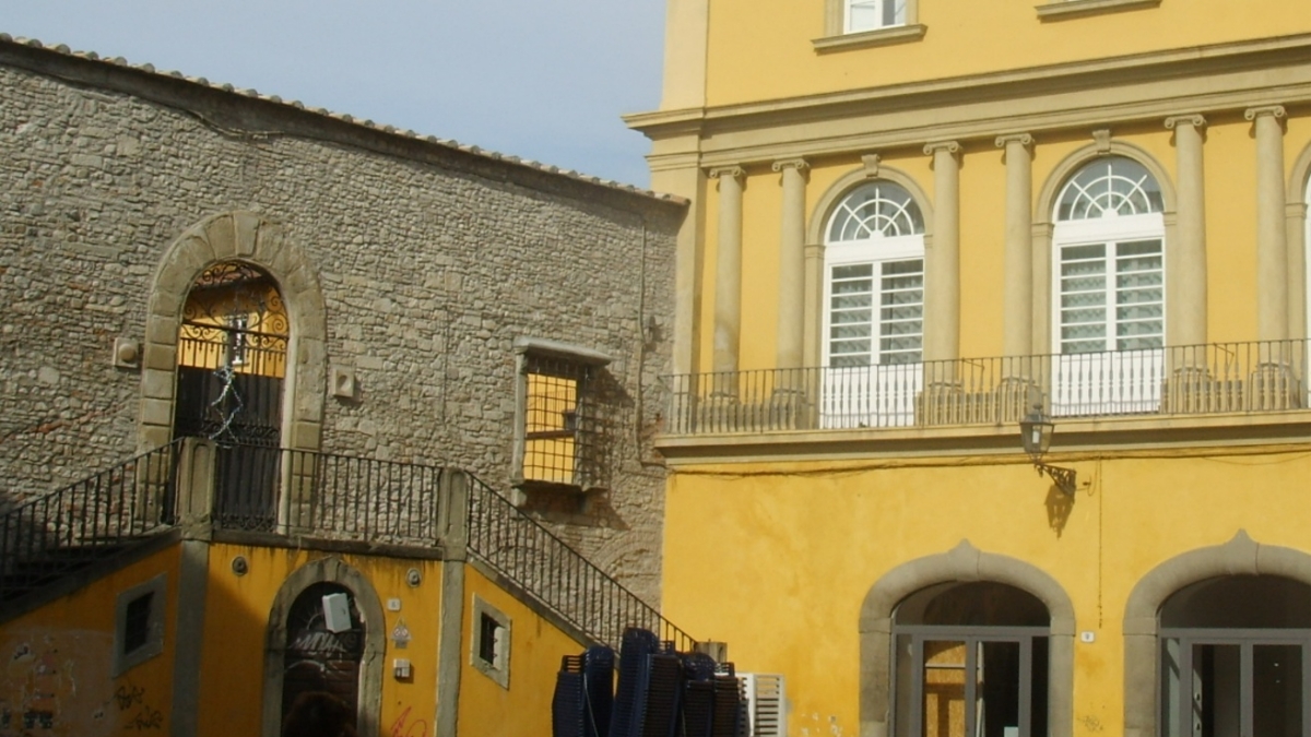 Aggressione a Prato, rissa in centro durante la movida: 18enne colpito alla testa, ricoverato a Careggi in gravi condizioni