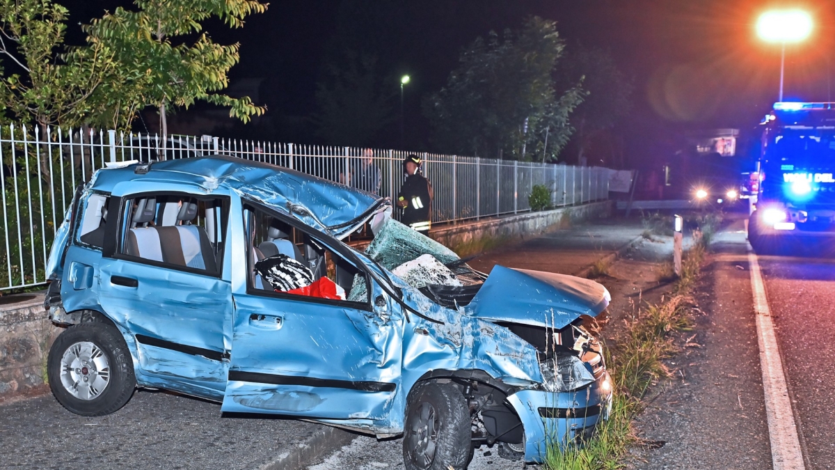 Incidente frontale ad Albavilla, gravissima una ragazza di 20 anni sbalzata fuori dall'auto. Sei i feriti