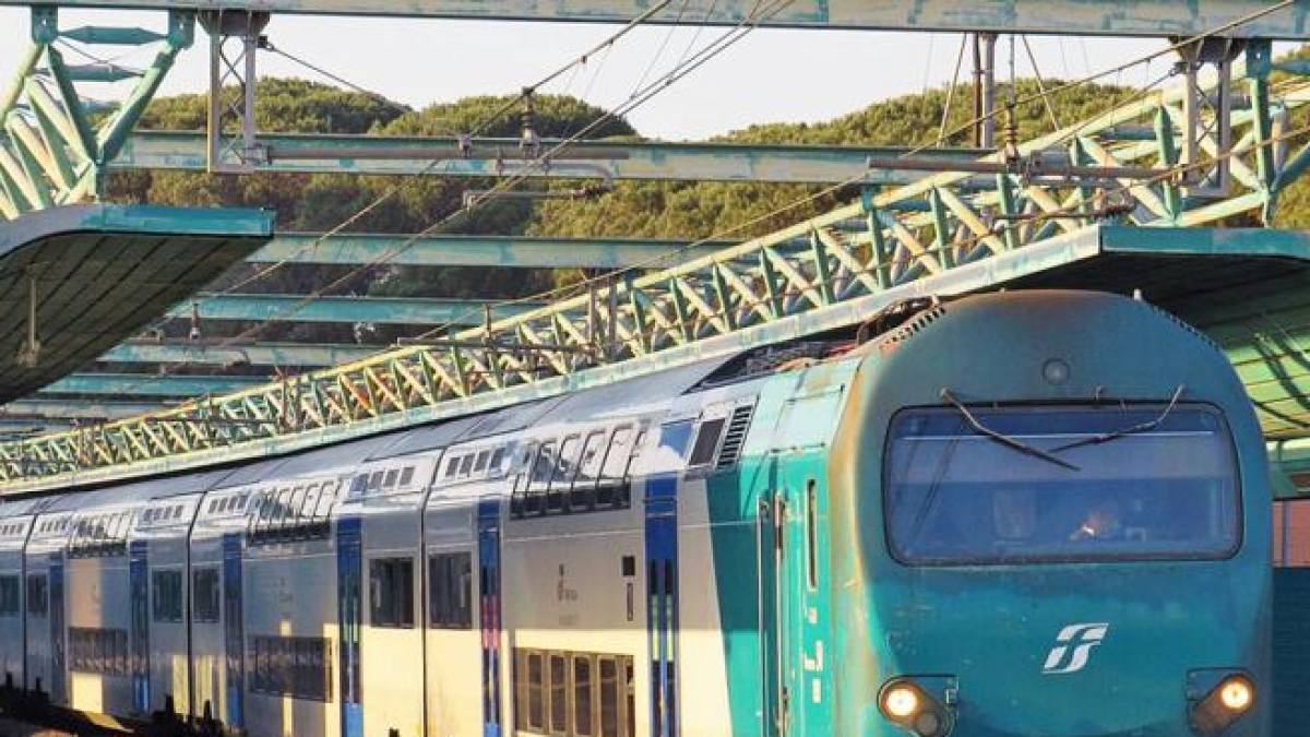 Viterbo, treno deraglia in stazione durante una manovra: attivati i bus sostitutivi