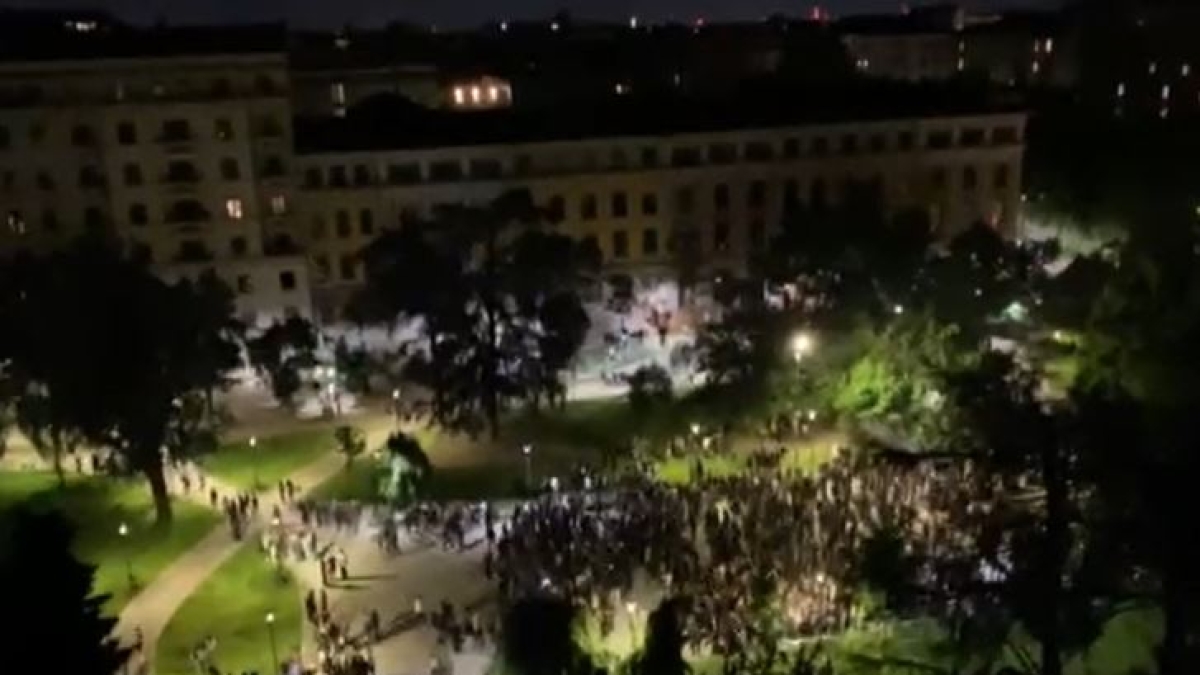 Party abusivo in piazza Leonardo: oltre 2mila ragazzi, musica e alcol. I residenti: «Abbandonati anche dalle forze dell'ordine»