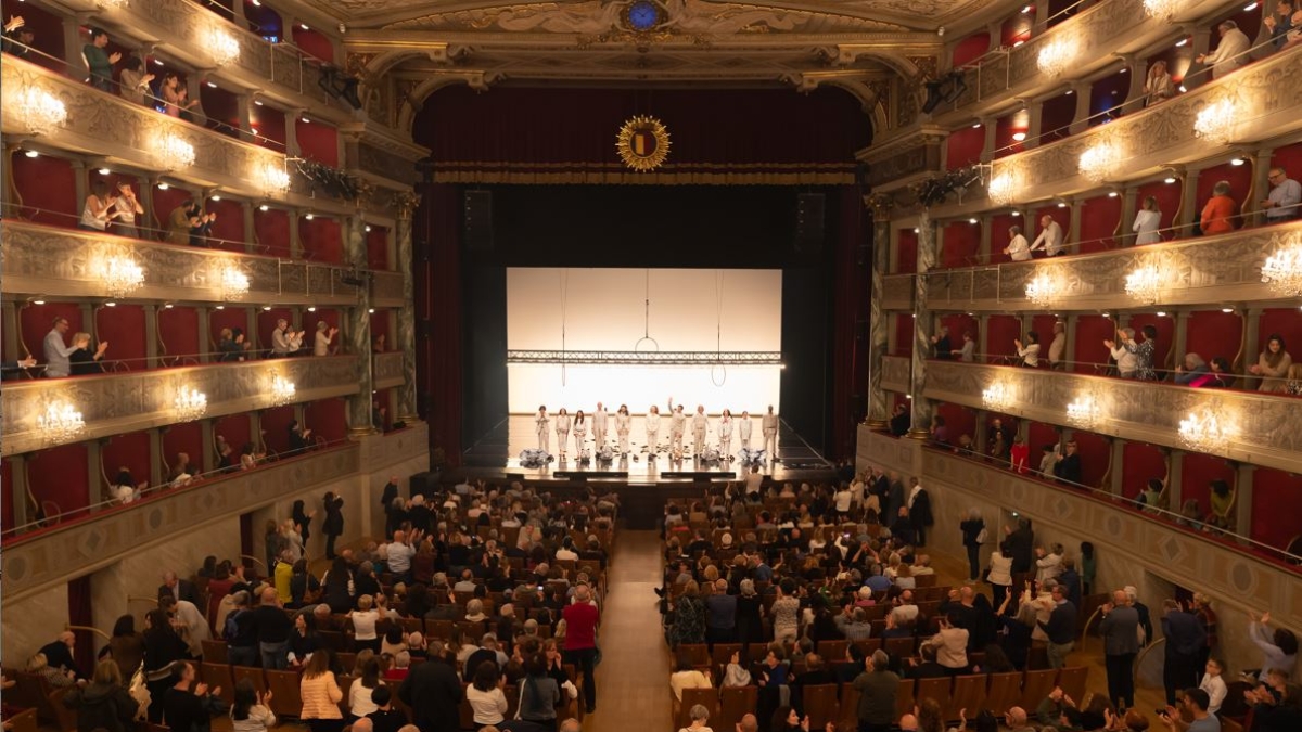 Prosa Donizetti, le pagelle di fine stagione: bocciato il Molière con i telefonini, «Ciarlatani» con Silvio Orlando parla una lingua universale