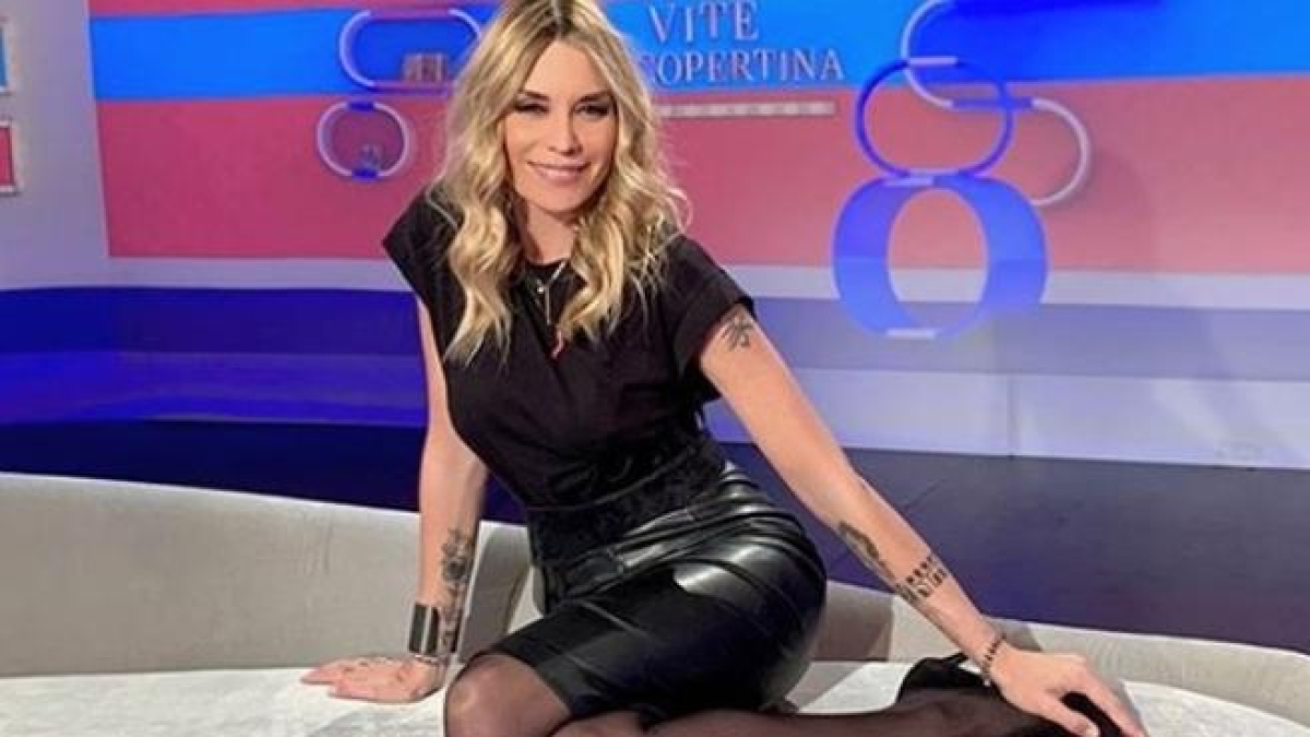 Elenoire Casalegno, storia dei suoi amori: il flirt con Vittorio Sgarbi, la lunga relazione con Omar Pedrini, il matrimonio (finito) con Sebastiano Lombardi
