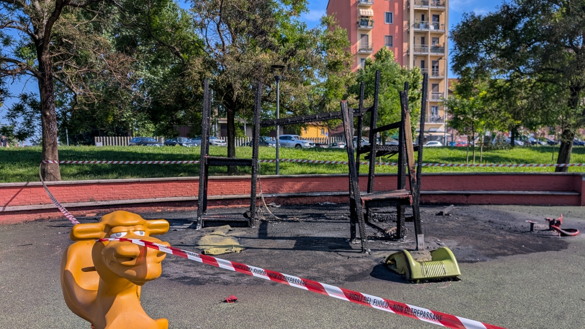 Milano, vandali piromani danno fuoco al nuovo scivolo per i bambini del parco Baden Powell in via Argelati