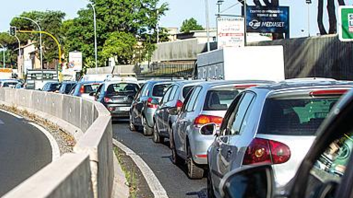 Roma, vie e piazze «da rifare» in 15 Municipi: l’asfalto non tiene dalla Magliana a Centocelle