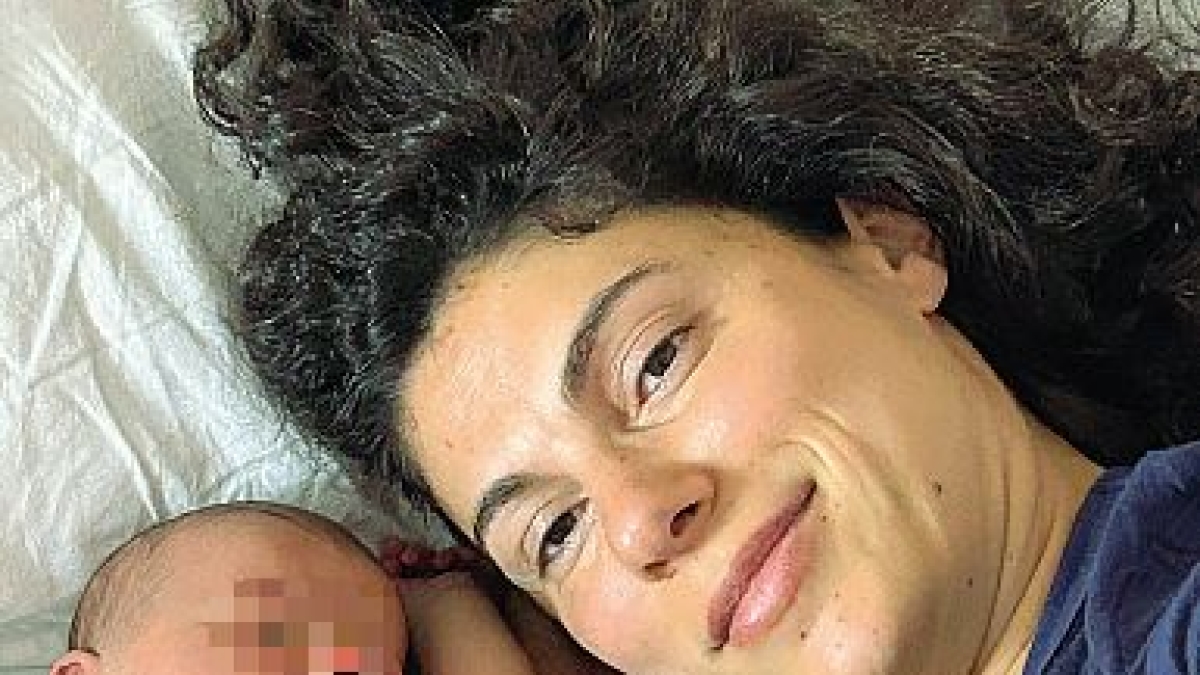 Milano, Michela e il parto d’urgenza nell’androne del condominio: «Grazie ai vicini, è andato tutto bene»
