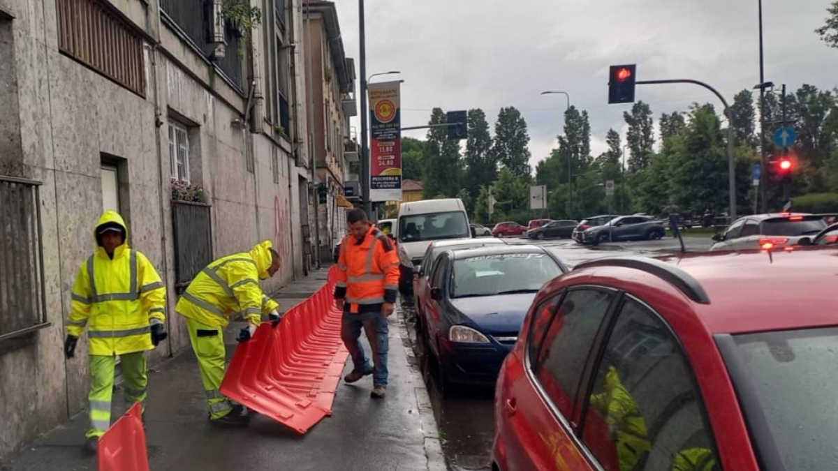 Maltempo a Milano, forti piogge nella notte: sale il livello dei fiumi, allerta in via Vittorini per l'arrivo della piena del Lambro