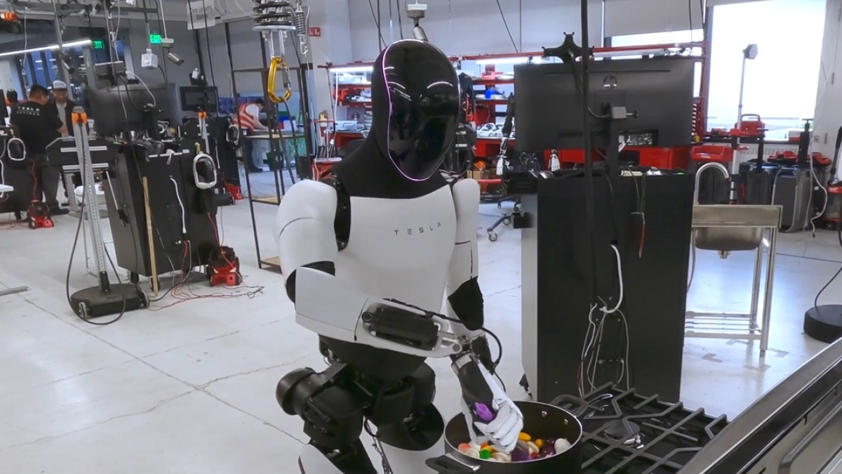 Optimus, il robot umanoide di Tesla a che punto è? «Forse va bene per cucinare, ma non per lavorare in fabbrica»