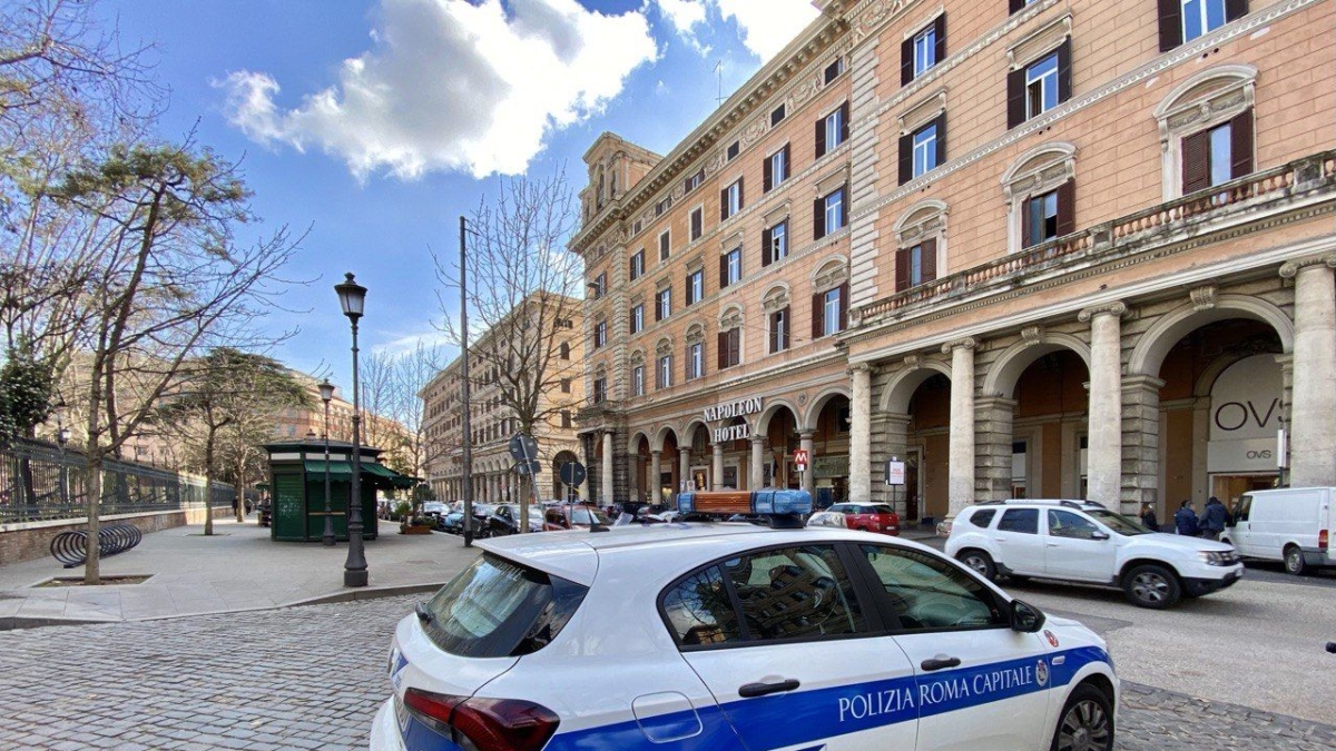 Roma piazza Vittorio, evaso a Bari commette un furto e provoca una rissa: arrestato