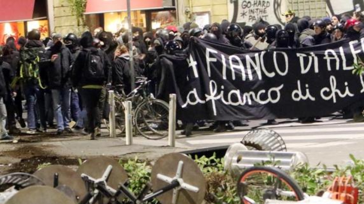 Caso Cospito, chieste pene fino a 6 anni per gli anarchici identificati durante il corteo a Milano: «Fu guerriglia urbana»