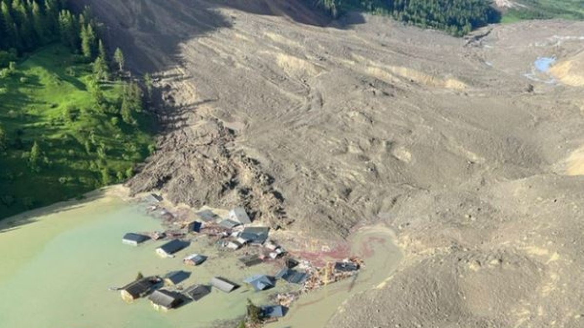 Svizzera, paese cancellato da una frana: nella notte il lago potrebbe tracimare a valle| video