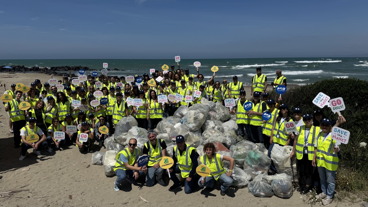 Spiagge, ripulita dai volontari la spiaggia di Coccia di Morto. Legambiente e Adr: «Raccolta una tonnellata di rifiuti»