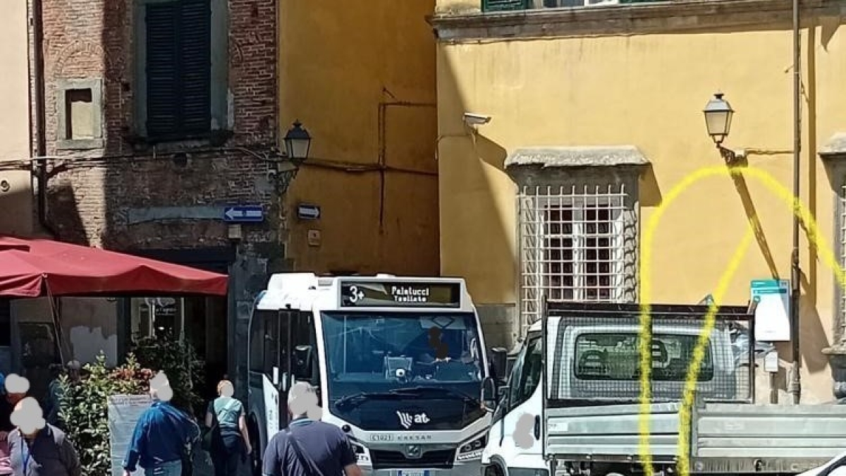 Lucca, camioncino parcheggiato al centro della piazza, la navetta non può passare