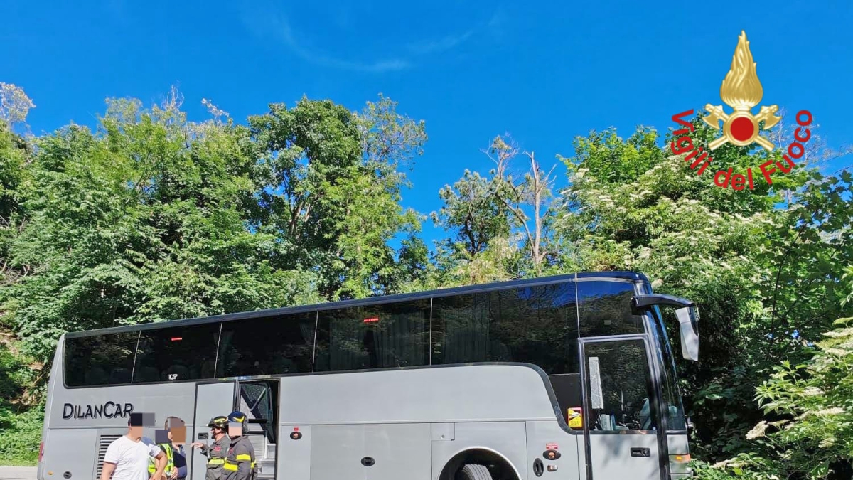 Erba, autobus con scolaresca di bambini in gita finisce fuori strada: una ruota anteriore sollevata di due metri