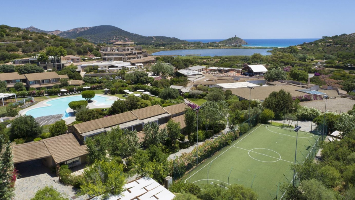Vacanze in Famiglia in Sardegna: Relax, Sport e Divertimento a Chia Laguna con Campi da Calcio e Padel!