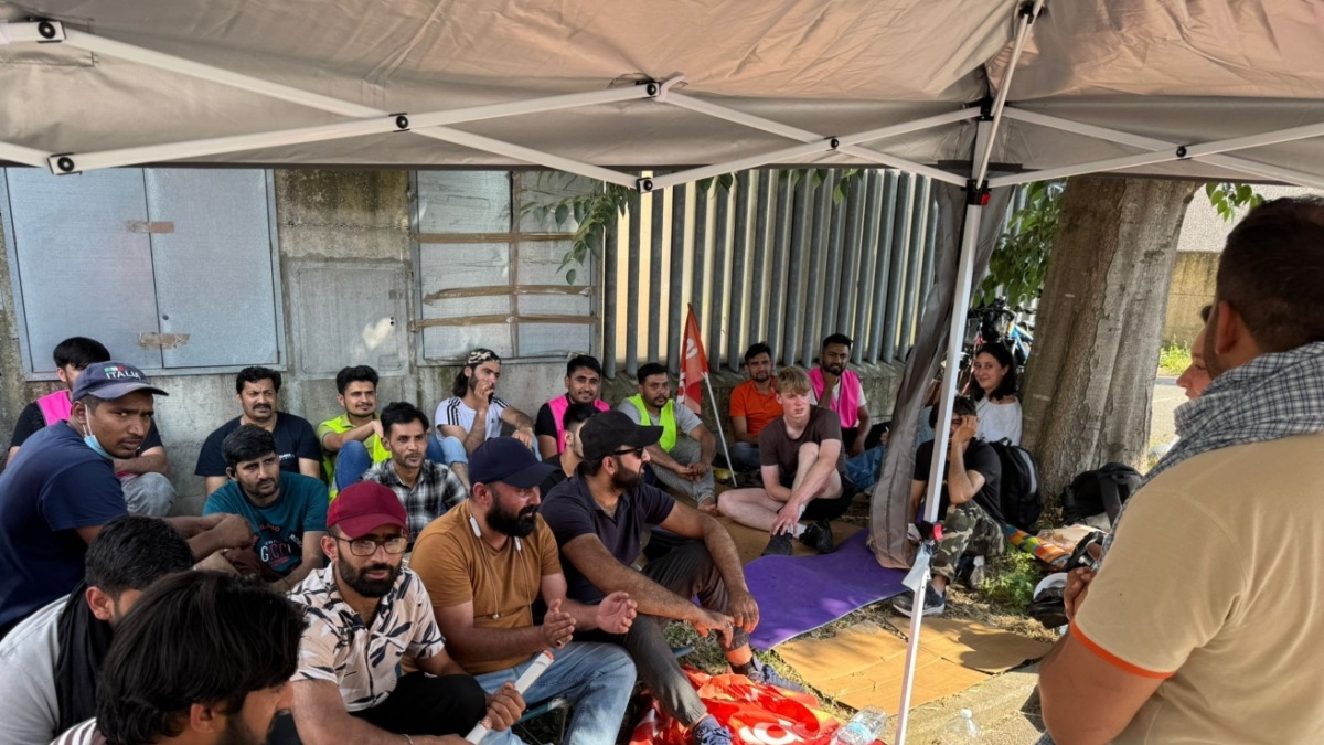 Prato, scioperi a staffetta e picchetti: gli invisibili del tessile si ribellano