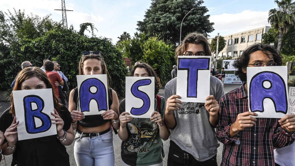 Flash mob per Martina, centinaia davanti alla sua scuola