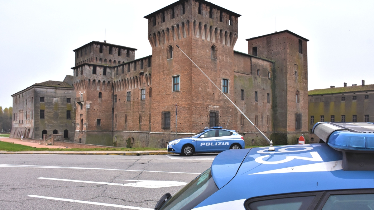 «Aiuto, papà sta picchiando la mamma»: bambina di 11 anni si chiude in bagno e chiama la polizia