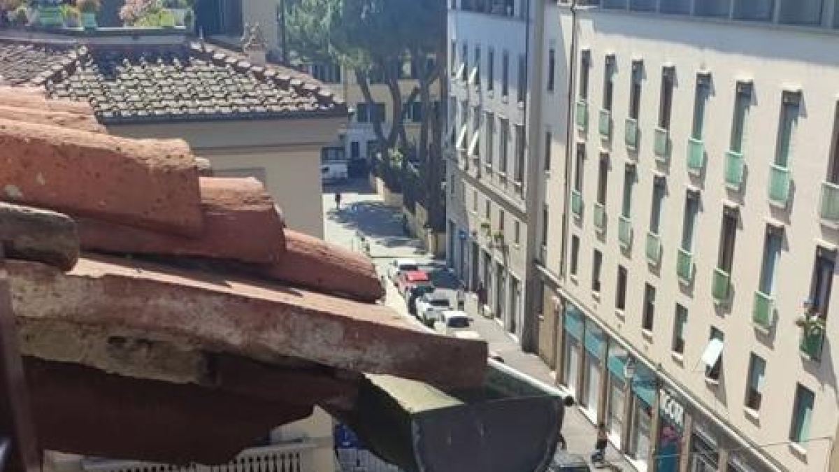 Ruspe, transenne e la grande buca: i lavori fermi in via Pietrapiana a Firenze (e il testimone dal cielo ogni giorno per 10 giorni)