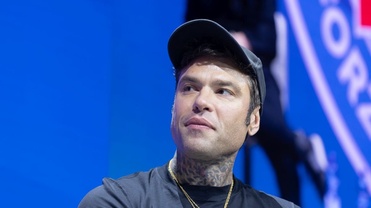 Lite Fedez-Ultima Generazione sull'uso dei voli privati: «Pesano meno del 2% sulle emissioni, la vostra è solo retorica»