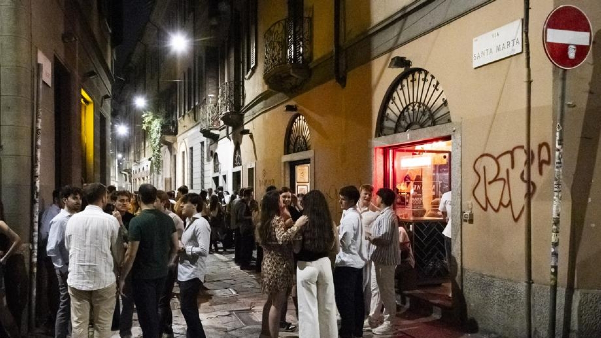 Milano, la prima notte tra le vie della movida dopo i nuovi divieti: lo stop all'alcol rispettato dai locali, meno dai minimarket