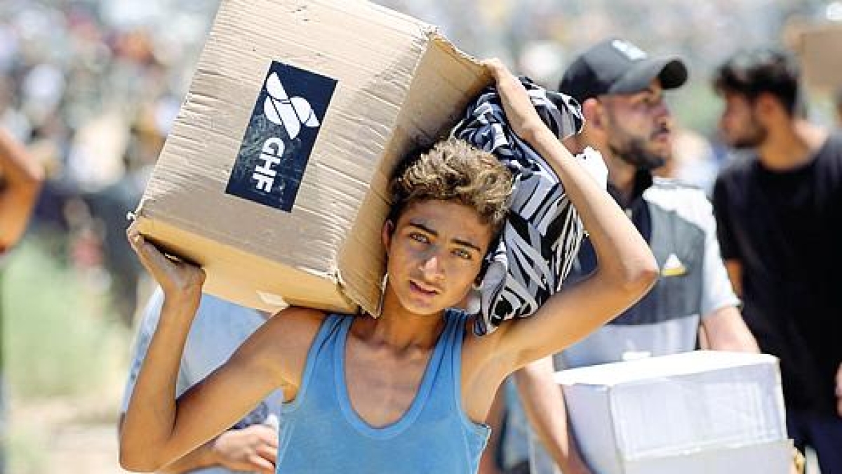 Gaza, sulla rotta degli aiuti spari e posti di blocco: Gaza, sulla rotta degli aiuti spari e posti di blocco: