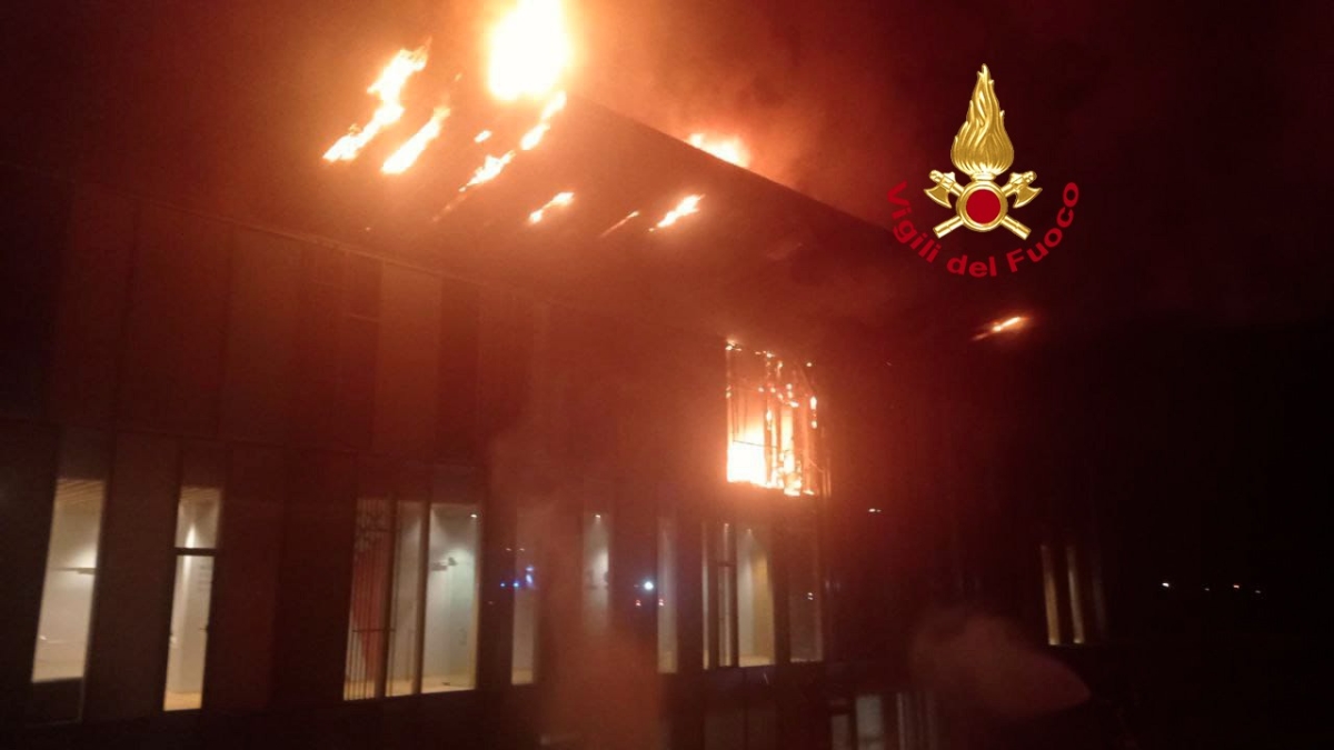 Incendio al Viola Park: fiamme nelle stanze dei giovani, 5 intossicati e padiglione dichiarato non fruibile