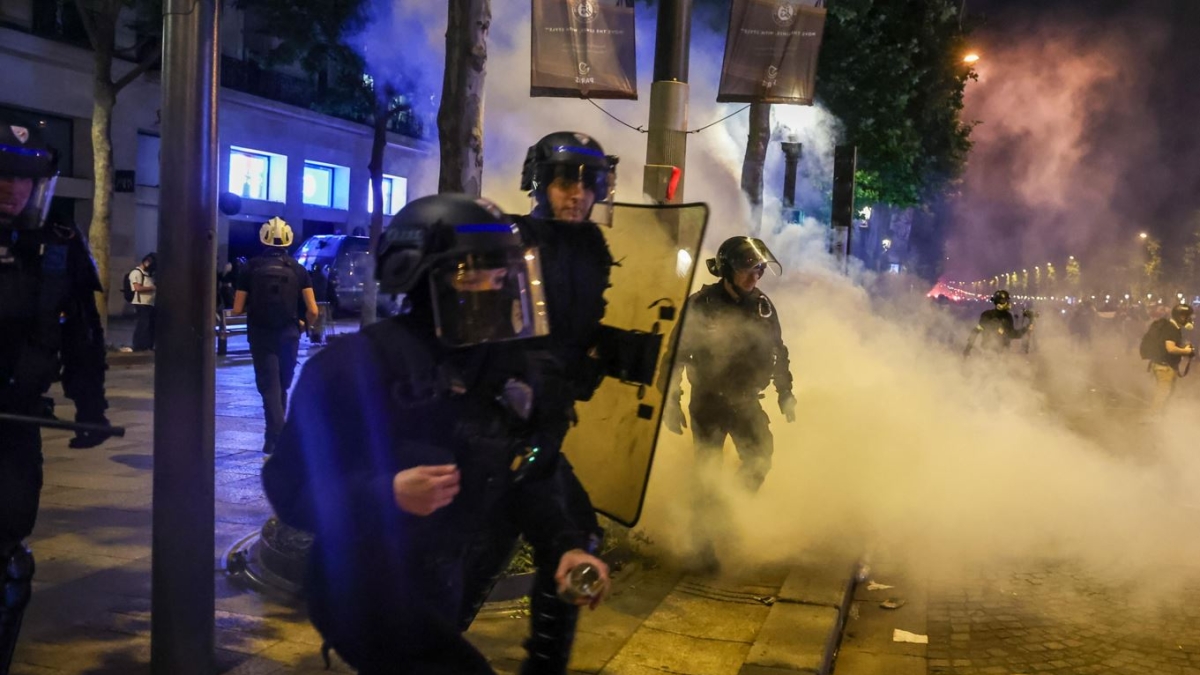 Francia, caos dopo il trionfo: accoltellato a morte un 17enne, una donna muore investita a Parigi. A Grenoble auto sulla folla: 2 feriti gravi. Quasi 600 arresti | Video Francia, caos dopo il trionfo: accoltellato a morte un 17enne, una donna muore investita a Parigi. A Grenoble auto sulla folla: 2 feriti gravi. Quasi 600 arresti | Video