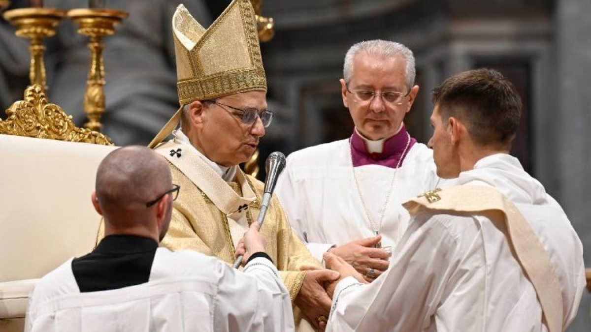 Papa Leone XIV ordina in San Pietro i suoi primi 11 sacerdoti: hanno dai 28 ai 49 anni e andranno nelle periferie