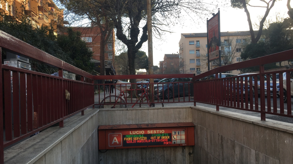 Lucio Sestio, 19enne accoltellato al petto, forse per un tentativo di rapina: è in gravi condizioni al San Giovanni