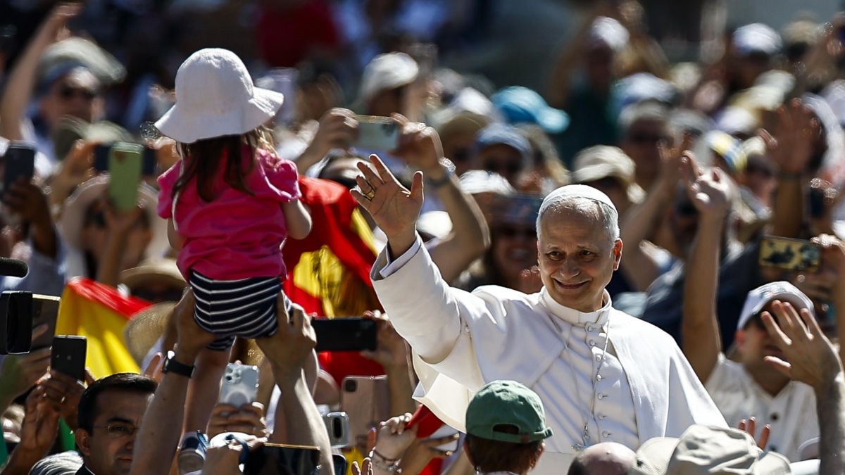 Il Papa al Giubileo delle famiglie: «L'alleanza fra coniugi tiene insieme la società. Ma l'aborto tradisce l'umanità»