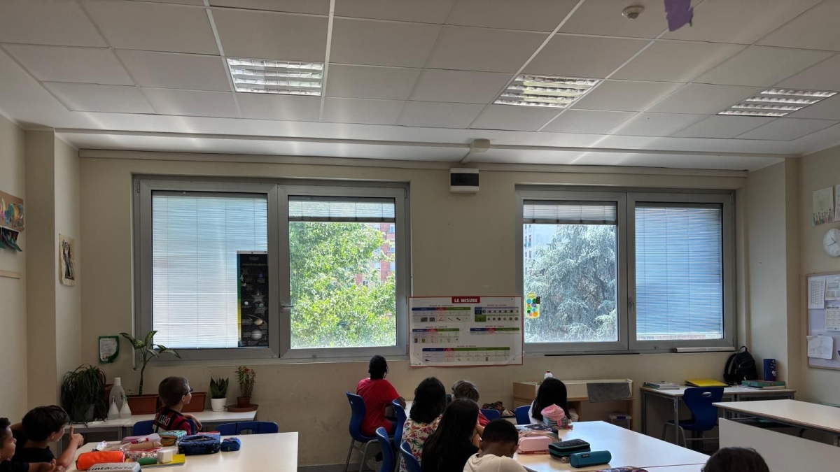 Finestre bloccate e caldo soffocante, la protesta nella scuola elementare di viale Puglie. E si fa lezione nei corridoi