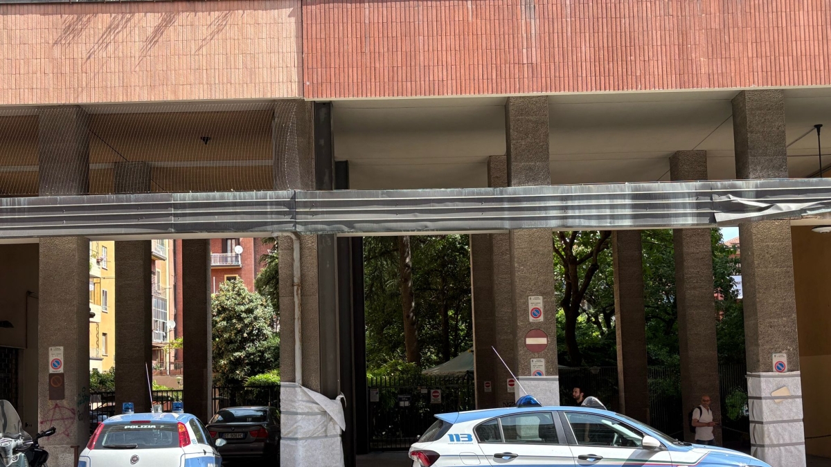 Bologna, due incensurati accoltellati e uccisi in casa: «Colpiti alla gola e all Bologna, due incensurati accoltellati e uccisi in casa: «Colpiti alla gola e all