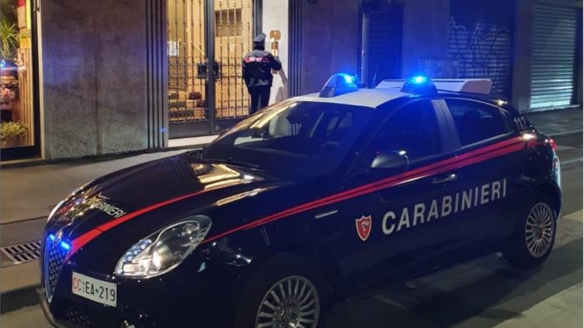 Corsico, aggredito a coltellate dall'ex della compagna e dal figlio di lei: 35enne in pericolo di vita