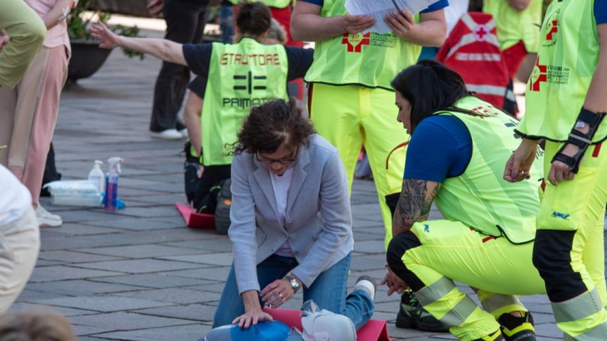Comocuore Festeggia 40 Anni di Vita: Un Esempio di Solidarietà e Prevenzione con Donazioni di Defibrillatori e Formazione