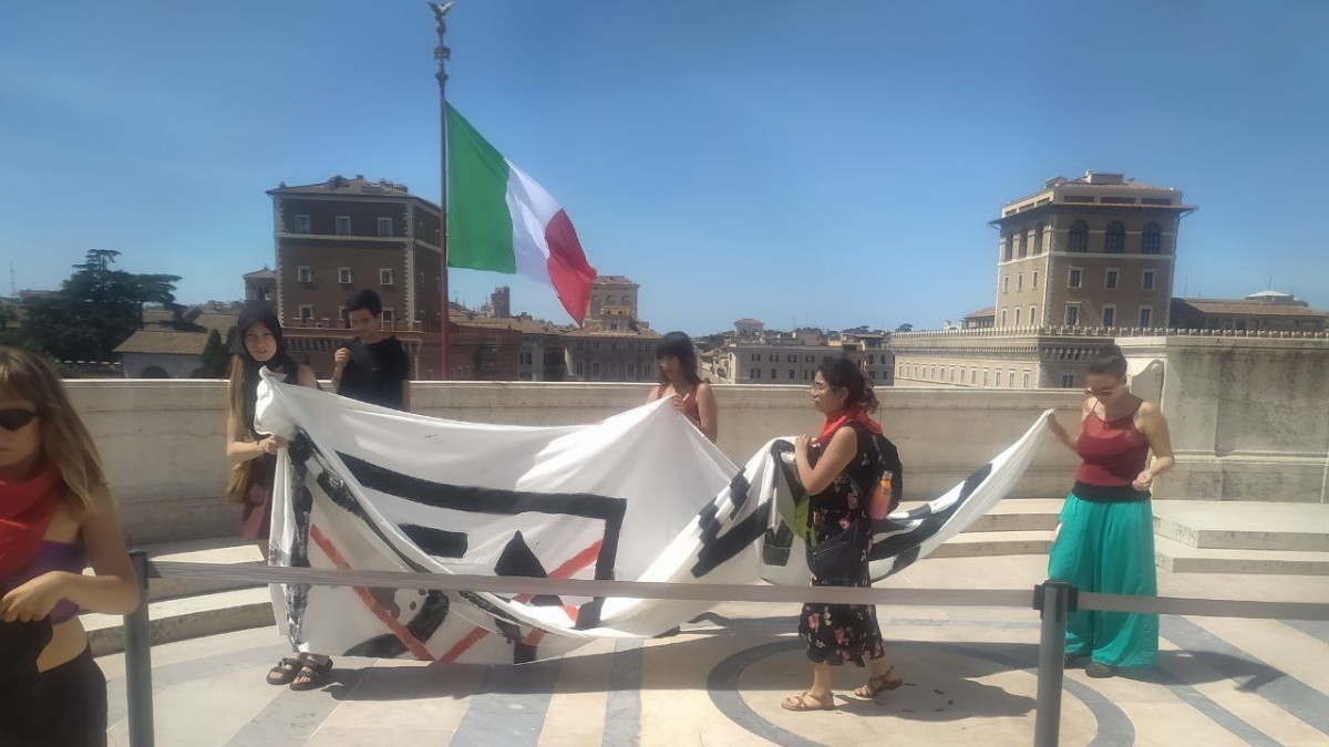 Referendum 8 e 9 giugno, attiviste srotolano uno striscione sull'Altare della Patria: «Voto sabotato»