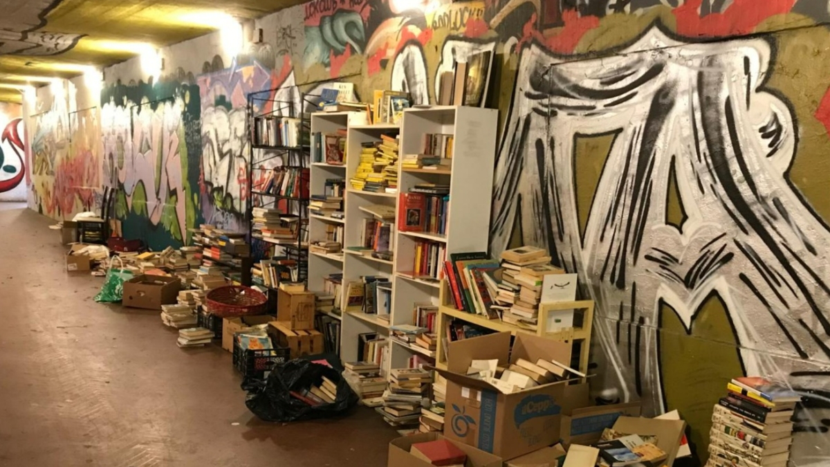 Firenze, il sottopasso delle Cure invaso dai libri è di nuovo un caso