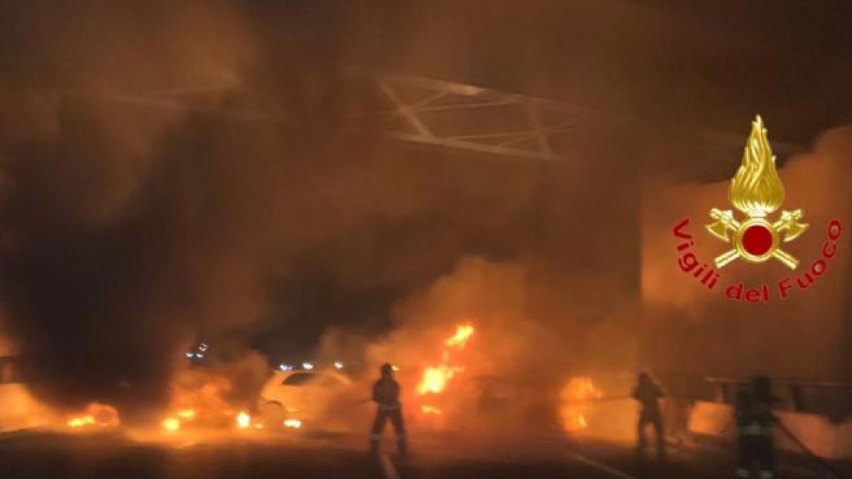 Rapina al centro logistico di Lacchiarella: camion incendiati di traverso e chiodi per coprirsi la fuga