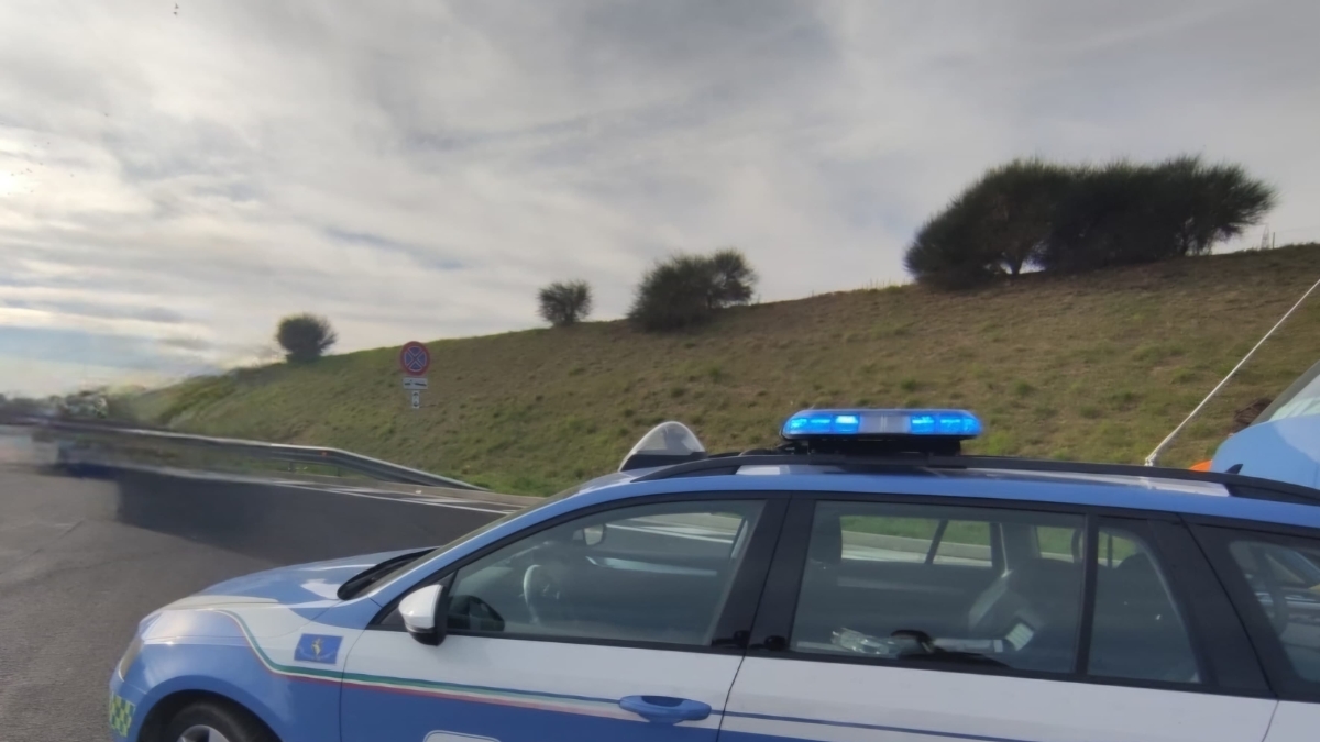 Castellammare di Stabia, si immette contromano sulla Napoli - Salerno: la Polizia stradale ferma donna al volante