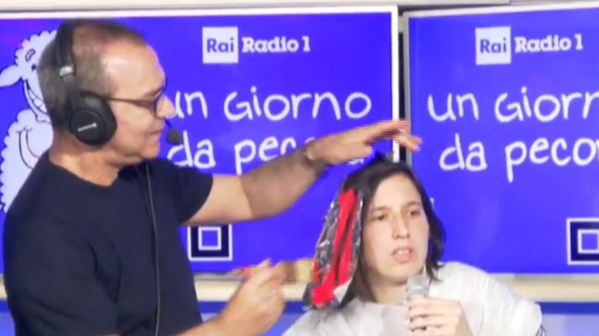 Schlein si tinge di rosso una ciocca di capelli per una promessa fatta alla radio: «Così sembro Mirko dei Bee Hive»