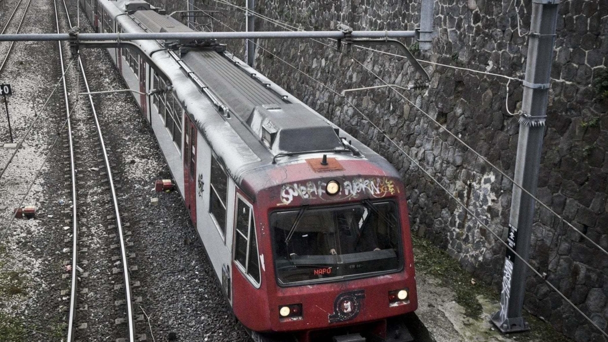 Principio di incendio sulla Circumvesuviana, interrotta tratta a Torre del Greco