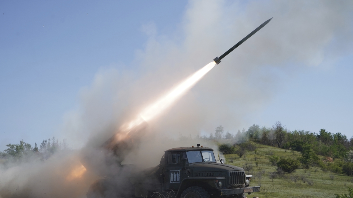 Gli 007 di Kiev: «Colpiti i piloni del ponte in Crimea con esplosivi sott