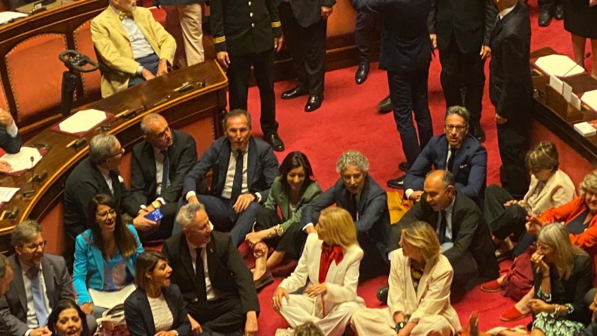 dl sicurezza al voto finale è subito bagarre alcuni senatori si siedono per terra per protestare la seduta riprende la diretta