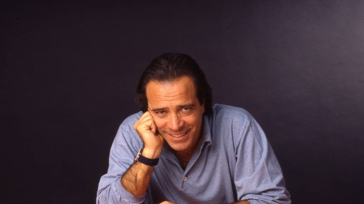 Enrico Montesano compie 80 anni: è nato in una famiglia di artisti, la carriera tra cinema, tv e teatro, quando fu espulso a Ballando con le Stelle, 7 segreti