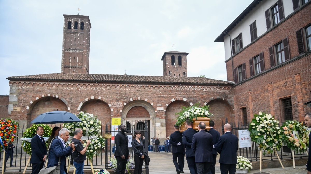 Milano, da Beppe Bergomi a Ignazio La Russa, da Beppe Sala a Paolo Berlusconi: sportivi, politici e istituzioni ai funerali di Ernesto Pellegrini